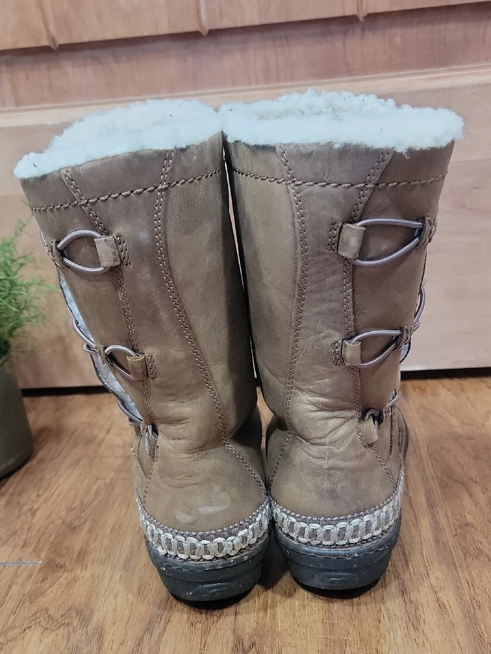 UGG Brown Kona Mid-Calf Boots with Sheeps Fleece Liner 9 - Picture 6 of 12